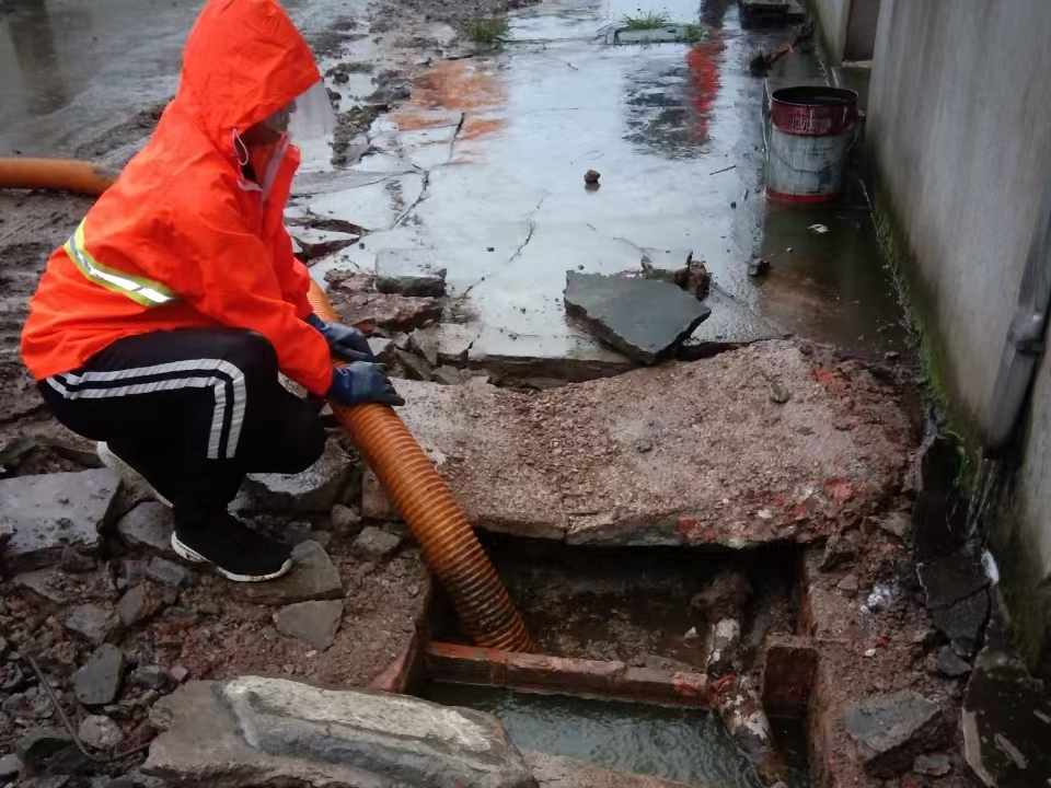 望奎专业清理污水池 炜誉市政以规范流程守护城市 “肠道”